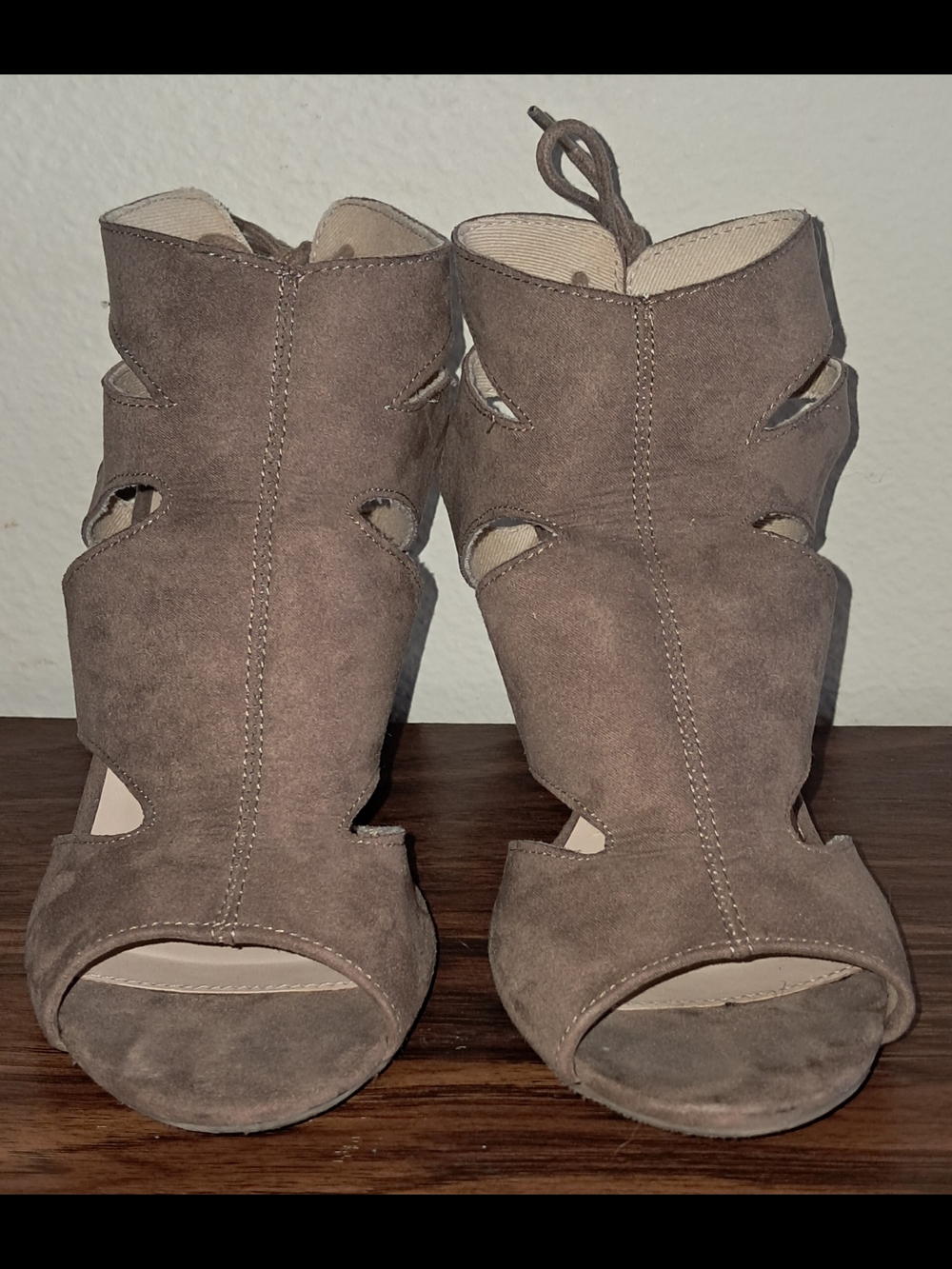 Charlotte Russe Size 8 Women’s Taupe Suede Cutout Block Heel Sandals - Picture 10 of 13